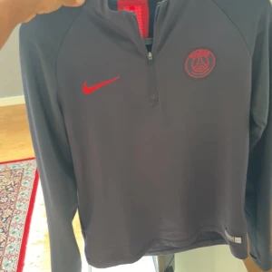 Psg tröja - Tja! Säljern denna tröja eftersom den är nu för liten på mig. Storleken är 158 cm det vill säga 12 till 13 år