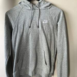 Nike hoodie grå, som ny använd få gånger. Storlek xs. Om du har frågor är det bara att dm. 