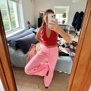 Rosa kostymbyxor - Jättecoola rosa byxor köpt vintage i Köpenhamn! Passar xs-s! Första bilden visar färgen bäst💗💗