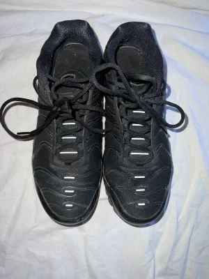 Nike air max plus - En par super snygga och bekväma skor.  går att styla lätt. använts en del men har fortfarande mycket att ge i ett par år till. Nypris 2199kr. Det är 40 men passar några stolerkar mindre eller större. Vid frågor kontakta mig och priset går att diskutera.🤍