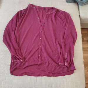 Blus  - Fint skick, glittrig blus (se bild), stl xxl Katt finns i hemmet 