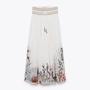 Långkjol - Säljer denna jättefina långkjolen från zara! Köpte den för 700 kronor på hemsidan, den är helt slutsåld. Kjolen är i nyskick och passar mig perfekt som vanligtvis brukar ha 36 i jeans💞