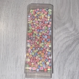 Bokstavspärlor - Fina bokstavspärlor i alla olika färger, sälj gram vis ( STÅR EJ FÖR FRAKTEN) priset avgörs när jag vet hur mycket man vill ha