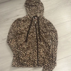 Leopard Huvtröja - Leopard huvtröja från ginatricot🤗använd 2-3 gånger 