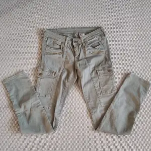 Khakifärgade jeans cargomodell. Skinny, low waist. Använda nån enstaka gång. 