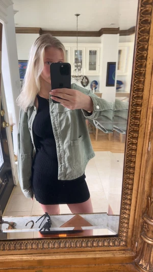 Zara jacka  - Säljer denna gröna jeans jacka från zara!  Den är i jätte bra skick och knappt använd 