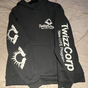 Säljer nu min yeat, twizzcorp hoodie eftersom jag aldrig använt den. Storlek large.