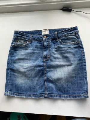 Jeans kjol  - Säljer denna superfina jeanskjol som inte kommer till användning! Den är använd ett fåtal gånger😚 Super skön, nyköpt för 450kr och säljer den för 200kr!🩷🤩