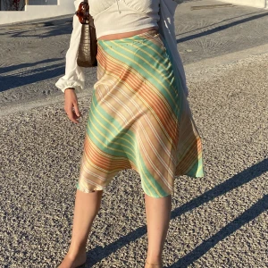 Satin kjol - Färgglad satinkjol från Zara. Strl 34 men passar mig som brukar ha 40. 