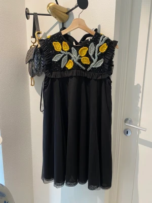 GANNI klänningar och topp - Lyx Ganni exemplar. 800kr Svart klänning med broderade pärlor. Topp turkos med broderier 470. Vit lace klänning 350