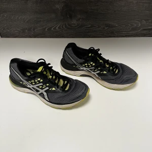 Löpar, träningsskor - Löparskor som knappt hunnit användas innan de blev för små