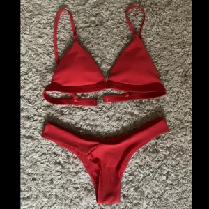 NY bikini - Helt ny röd bikini i storlek S, men skulle snarare säga att det är en XS. Tyvärr för liten för mig - därför säljer jag nu denna.