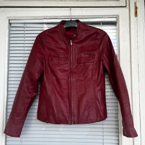 Vintage läderjacka skinnjacka leatherjacket bikerjacka motorcykeljacka läder leather jacka jacket vintage läderjacka jacka röd rödjacka y2k yk2 tiktok  - Vintage läderjacka i lammläder säljes! Upplevs som en strl: S/M. 