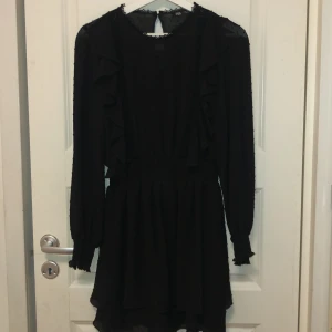 Svart klänning - Zara märke. Säljer, prislappet på och i jätte bra skick