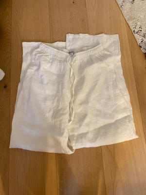 Madlady linnebyxor - Helt nya!! Jätte fina, jag är 173 cm och dom är bra längd på mig! Men skulle nog passa på kortare personer också💕💕Kommer inte till användning längre bara💓