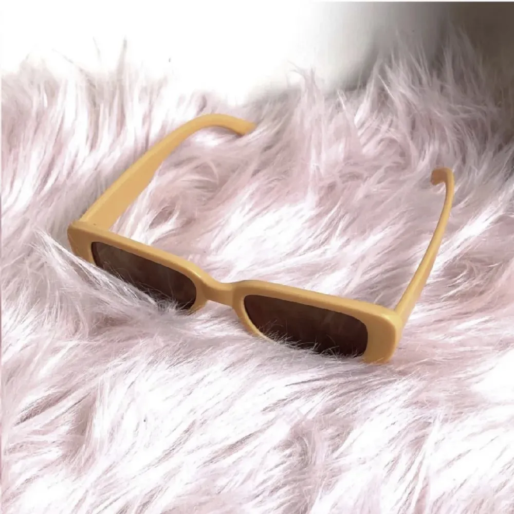 Säljer dessa super snygga oranga solglasögon! Helt nya, alltså inte använda! Frakt tillkommer 20kr❗️ passar perfekt nu i sommaren! . Accessoarer.