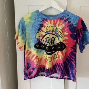 Oanvänd t-shirt - ”You can’t trip with us”  Oanvänd, storlek xs men är oversized