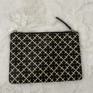 Malene Birger clutch  - Malene birger clutch med tillhörande svarta band, går både att ta av och sätta på💘