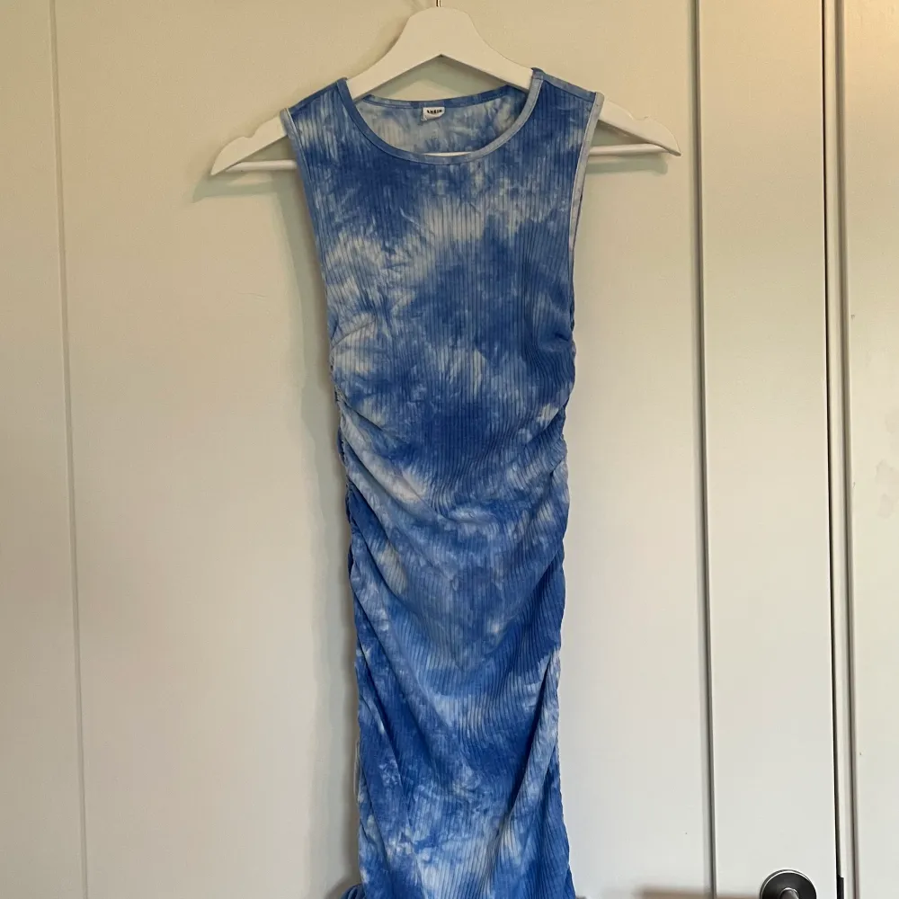 Superfin ribbad klänning från Shein som jag säljer i BLÅTT. Klänningen är köpt för 120 kr och har bara använts 1 gång. Säljer för 40 kr + eventuell frakt . Klänningar.