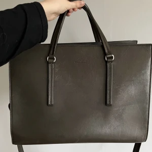 Rick Owens SS16 Cyclops Edith bag - Rick Owens SS16 Cyclops Edith läderväska i Darkdust Grey.  Med dustbag och tags; avtagbar shoulderstrap.  30x39x18cm, handtag 15cm  100% Calf leather, lining 100% lamb leather.  Tillverkad av vintage läder så har en “used vintage” look.