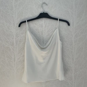 Vitt linne - Vitt draperat linne. Använt endast en gång.