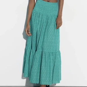 Långkjol zara - Säljer min supersnygga långkjol från zara då den inte kommer till användning. Helt slutsåld och aldrig använd 💞