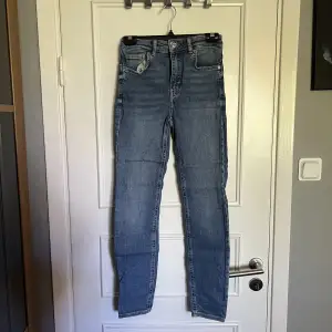 Fina jeans från Gina Tricot utan hål eller fläckar. 