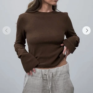 Tröja från A-dsgn  - Världens finaste tröja, använd under en kväll men finns inga tecken på användning. Den är i M men passar S (modellen bär M) och får en jättefin passform, nypris 499 men säljer för 300, pris kan alltid diskuteras ☺️ kom privat för frågor eller annat