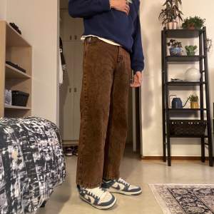 JÄTTEBALL  bruna Polar 93 Denim jeans 🤎Säljer byxorna eftersom de är lite för korta för mig 😔Jeansen är helt slutsålda och kostade 1300kr nypris!! 😎De är 30 waist och 32 längd och som referens är jag 184cm 🕺Möts upp i gbg annars står köparen för frakten 🤩