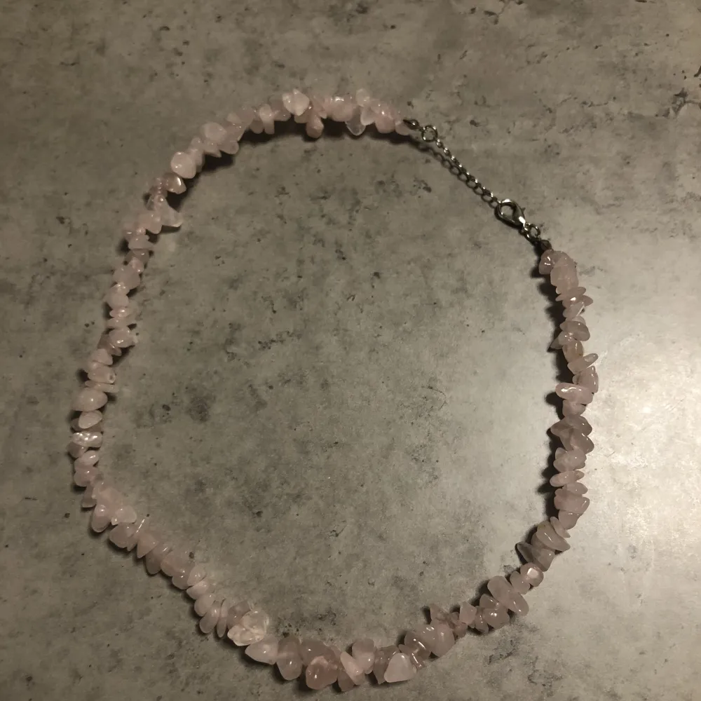 Ett rosa rose quartz halsband som jag köpte för ett år sedan men som inte kommer till användning :). Accessoarer.