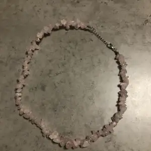 Ett rosa rose quartz halsband som jag köpte för ett år sedan men som inte kommer till användning :)