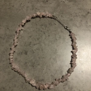 Rose quartz halsband - Ett rosa rose quartz halsband som jag köpte för ett år sedan men som inte kommer till användning :)