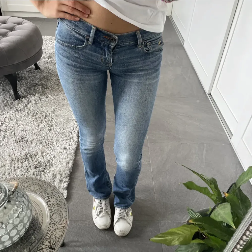 Så fina lågmidjade jeans från abercrombie i jättebra skick. Köpta på plick men tyvärr lite för små för mig (lånad bild av förra ägaren). Kan mötas upp i Stockholm annars står köparen för fraktkostnaden. Jeans & Byxor.