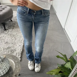 Abercrombie jeans - Så fina lågmidjade jeans från abercrombie i jättebra skick. Köpta på plick men tyvärr lite för små för mig (lånad bild av förra ägaren). Kan mötas upp i Stockholm annars står köparen för fraktkostnaden