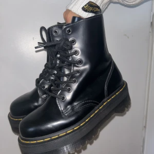 Dr martens jadon 36 - * i nyskick då de knappt är använda * platån är ca 5 cm * nypris = 2200kr 