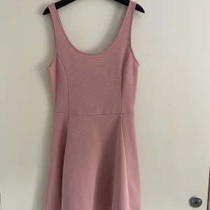 Rosa klänning - Jättefin och gullig klänning från H&M divided, den är halvt öppen i ryggen som ni ser i mittenbilden, jättefin och bekväm, säljer den då jag bara använt den 1 gång😊