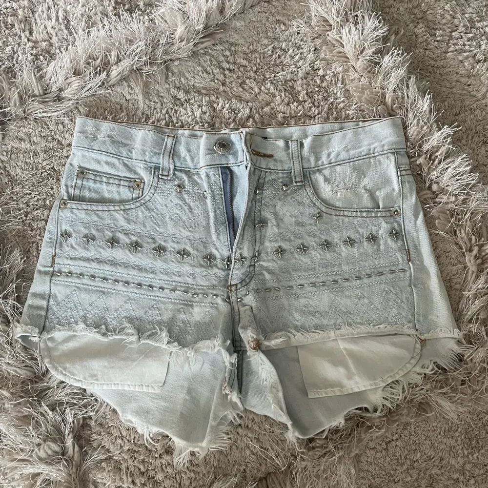 Ljusblå jeansshorts med söta detaljer💕. Shorts.