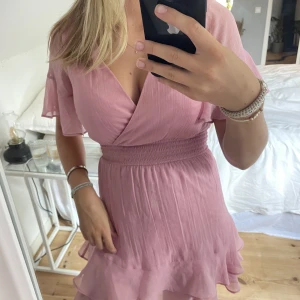 Rosa klänning - Så fin klänning ifrån Nelly! Hör av dig vid intresse eller frågor!💕💕