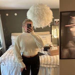 Stickad tröja - Superfin ofc white stickad tröja från NA-KD. Använd fåtal gånger så i nyskick. Köpt för ca 350kr säljer för 130kr. Storlek xxs men jag som brukar ha S passar den bra.  Köp via ”köp nu” knappen🩷