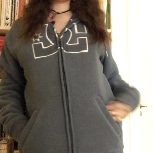 Dc hoodie  - (DEN ÄR INTE SÅLD) Säljer denna as feta dc Hoodien jag köpte för 200( säljer för 150) kan mötas upp i Stockholm 