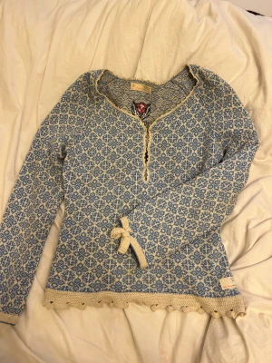 Odd Molly tröja  - Odd Molly tröja i storlek 3, motsvarar en L men liten i storleken. Jag har S i vanliga fall men kan ha den. 