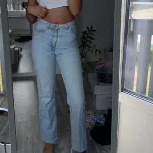 Nakd jeans  - Ett par blå jeans från NA-KD. 