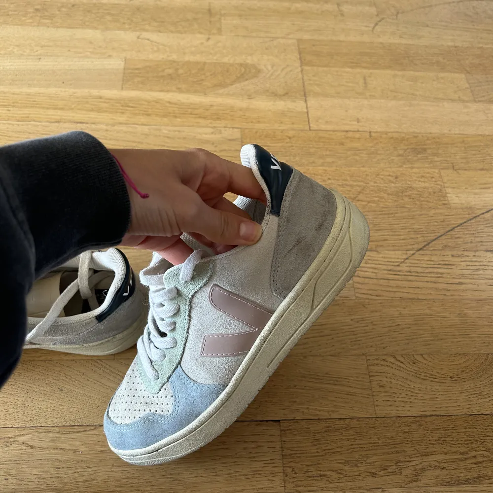 Jättefina sneakers från veja i färger som inte säljs längre. Har lite fläckar på ena skon och på skosnören men utöver det i otroligt bra skick. Storlek 37, inköpta på Other stories . Skor.