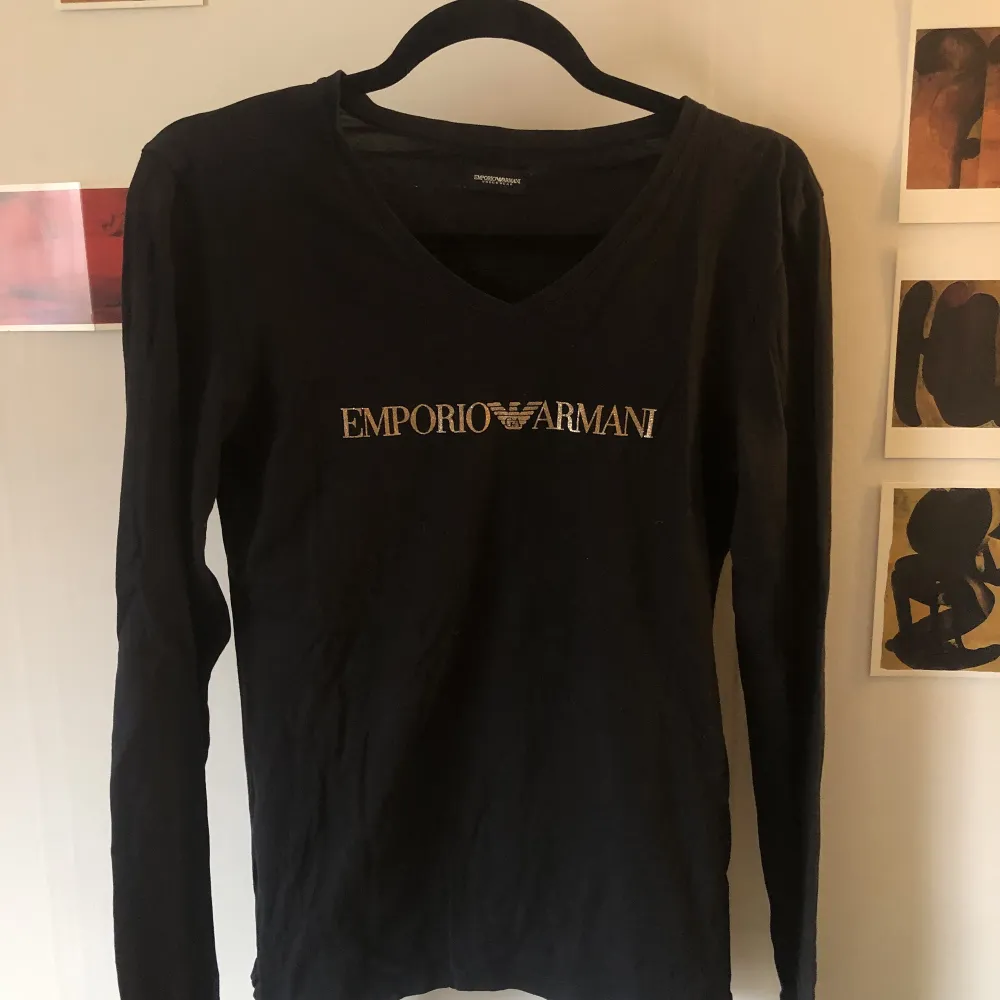 Svart, långärmad tshirt från emporio armani. Toppenskick! Texten är i guldig färg.. Toppar.