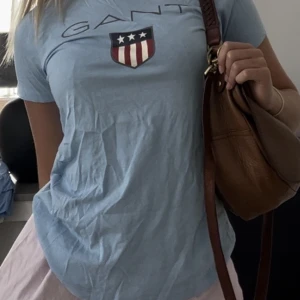 Gant blå t-shirt  - Skit snygg klassisk blå gant t-shirt. Frakt ingår och hör gärna av er vid frågor💕storlek 146-152cm passar perfekt på m och lite oversize på s.💕