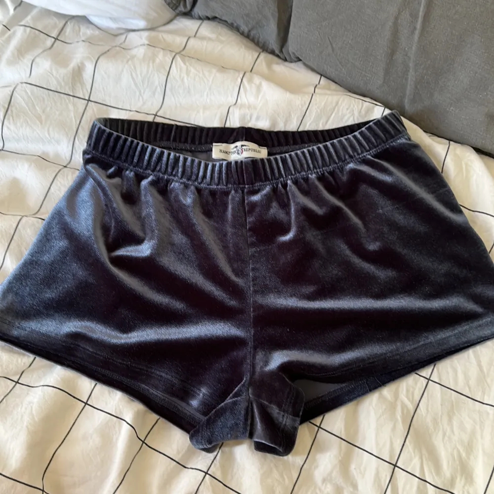 Jättesnygga sammet shorts i mörkblå från Hampton republic! . Shorts.
