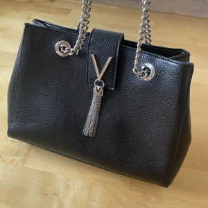 Valentino väska  - Säljer min Valentino väska köpt på Åhléns för nypris 1 165kr. Den är knappt använd och är i bra kvalitet utan repor eller hål🌸🌸