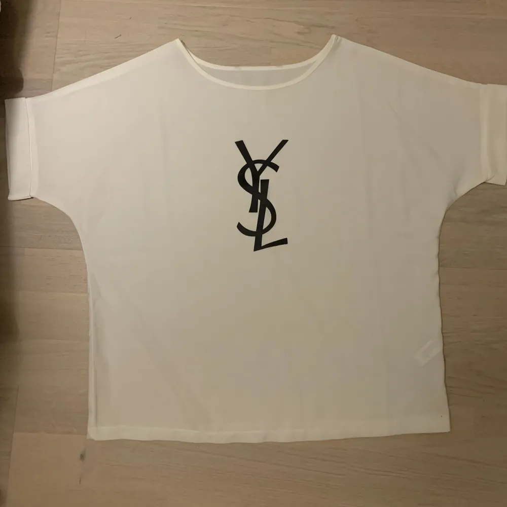 T shirt från YSL . T-shirts.