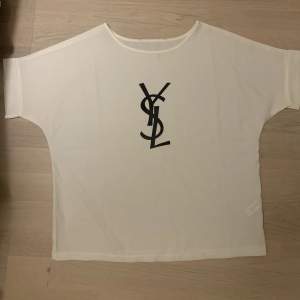 T shirt från YSL 
