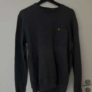 Lyle & Scott sweatshirt  - Marinblå Lyle & Scott sweatshirt i M. Lite ljusare i färgen pågrund av tvätt. Herrmodell i M
